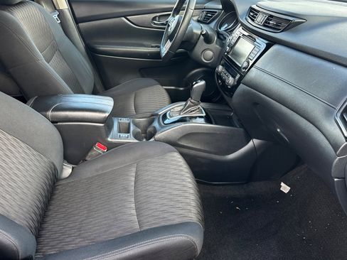 Used 2019 Nissan Rogue SV image 16