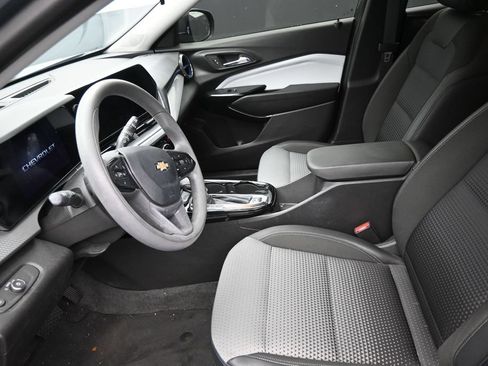 Used 2025 Chevrolet Trax LT FWD image 12