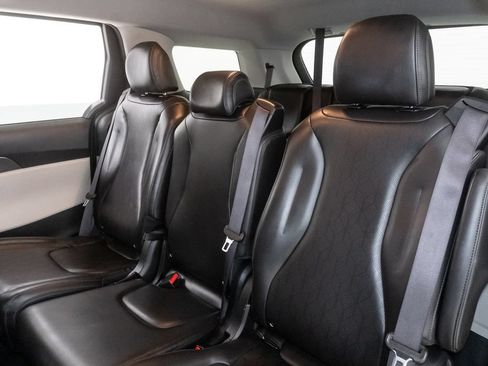 Used 2024 Kia Carnival LX FWD image 27