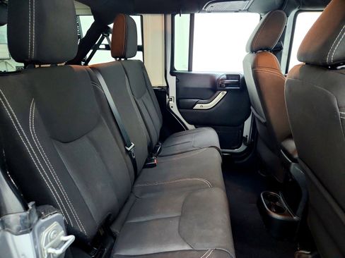 Used 2018 Jeep Wrangler Unlimited Sahara image 25