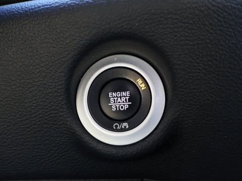 Used 2025 Chrysler Pacifica Limited image 32