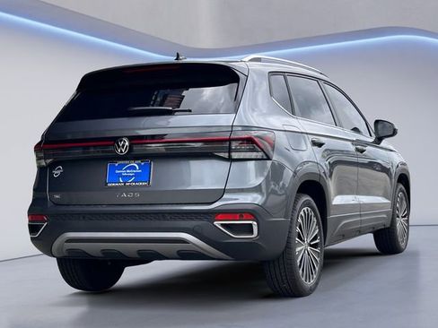New 2026 Volkswagen Taos SE FWD image 5