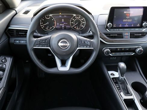 Used 2025 Nissan Altima 2.5 SV FWD image 4