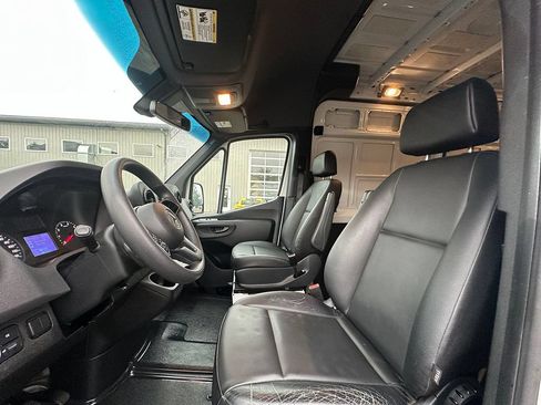 Used 2022 Mercedes-Benz Sprinter 1500 image 3