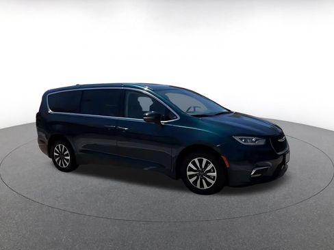 Used 2023 Chrysler Pacifica Touring-L FWD image 2