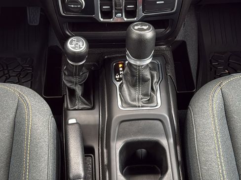 Used 2024 Jeep Wrangler Unlimited w/ Convenience Group AWD/4WD image 19