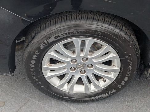 Used 2017 Toyota Sienna L image 28