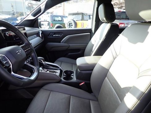 Used 2025 Chevrolet Colorado ZR2 w/ Technology Package image 17