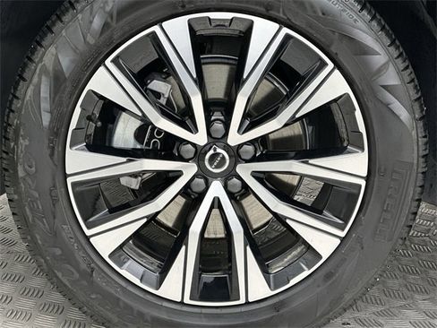 Certified 2025 Volvo XC60 B5 Plus image 10