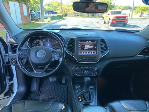 Used 2019 Jeep Cherokee Trailhawk w/ Cold Weather Group image 17