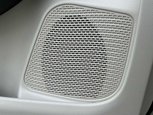Used 2017 Chrysler Pacifica Touring-L FWD image 32