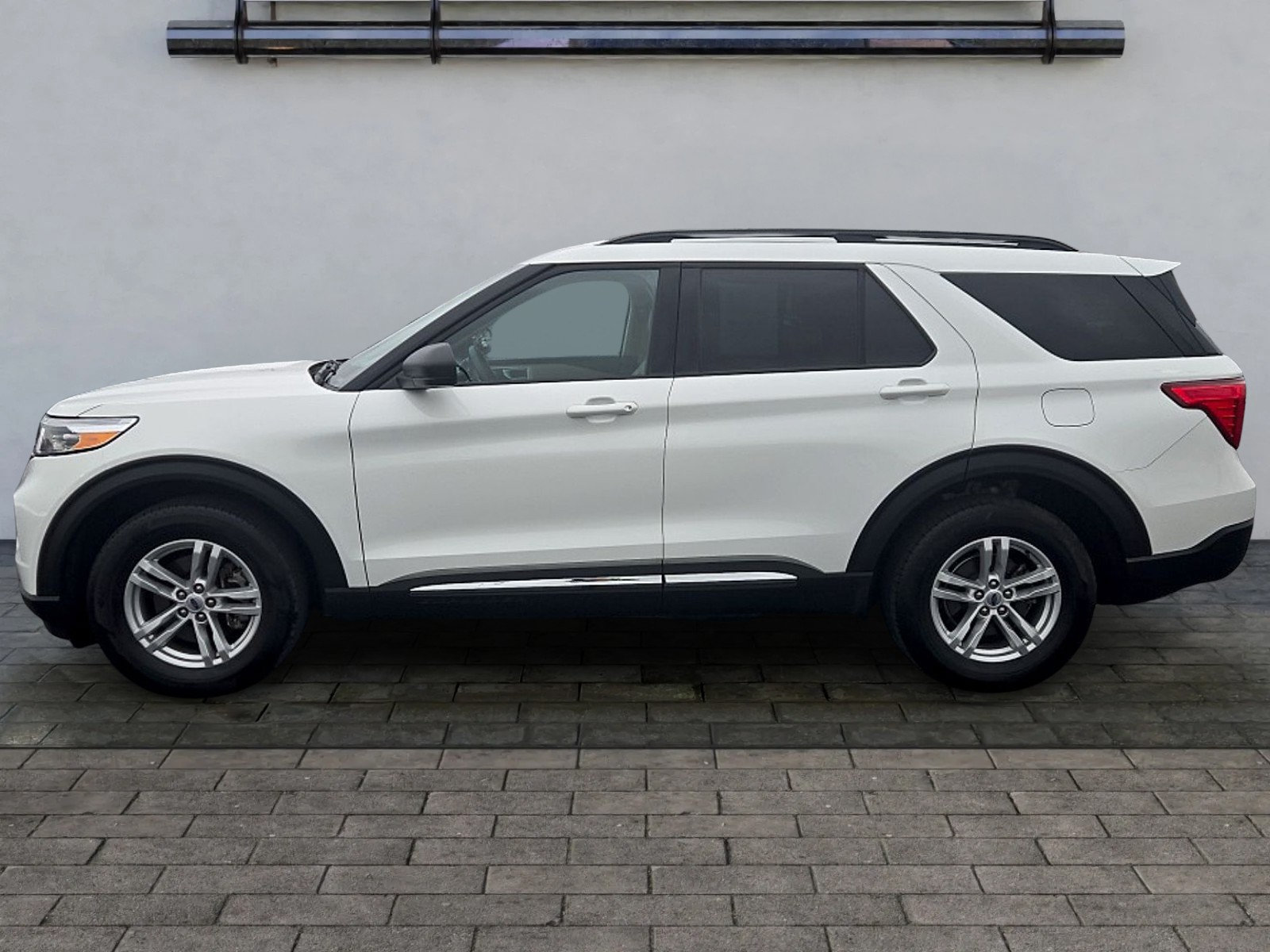 Used 2023 Ford Explorer XLT w/ Equipment Group 202A AWD/4WD image 6