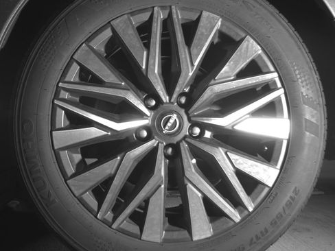 Used 2025 Nissan Altima 2.5 SV FWD image 14