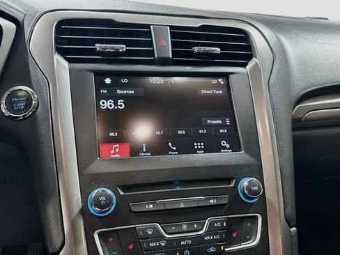 Used 2017 Ford Fusion SE w/ Fusion SE Technology Package FWD image 14