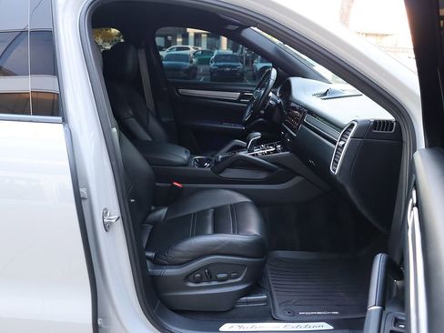 Used 2022 Porsche Cayenne Platinum Edition image 32
