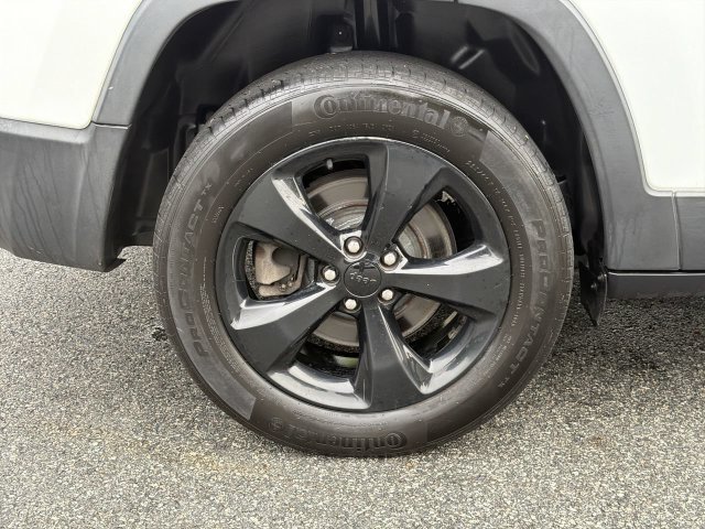 Used 2019 Jeep Cherokee Latitude Plus AWD/4WD image 12