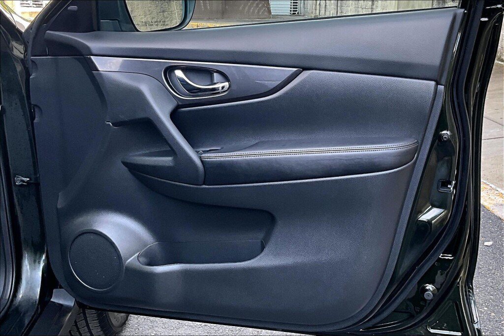 Used 2020 Nissan Rogue SV AWD/4WD image 13