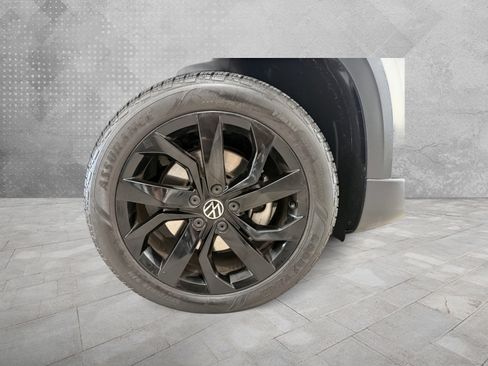 Used 2023 Volkswagen Taos SE w/ Black Wheel Package FWD image 2