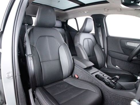 Certified 2025 Volvo XC40 B5 Plus w/ Protection Package Premier AWD/4WD image 23