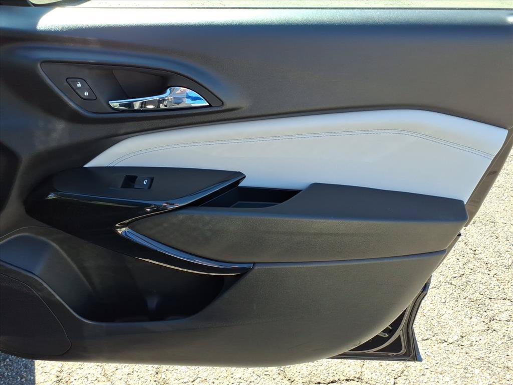 Used 2025 Chevrolet Trax LT FWD image 13