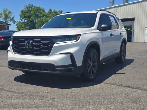 Used 2025 Honda Pilot Sport image 3