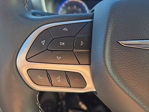 Used 2024 Chrysler Pacifica Touring-L image 14