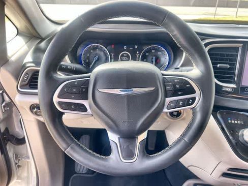 Used 2023 Chrysler Pacifica Touring-L FWD image 17