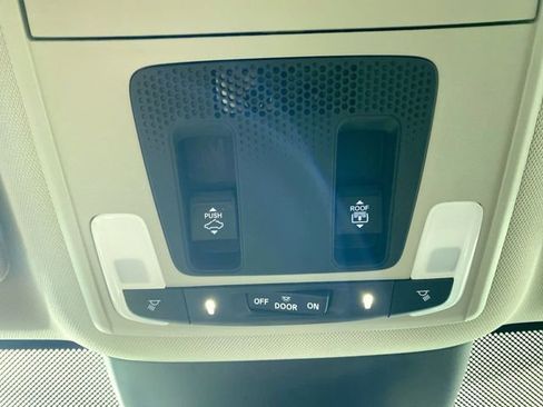 Used 2025 Honda Pilot Touring image 10