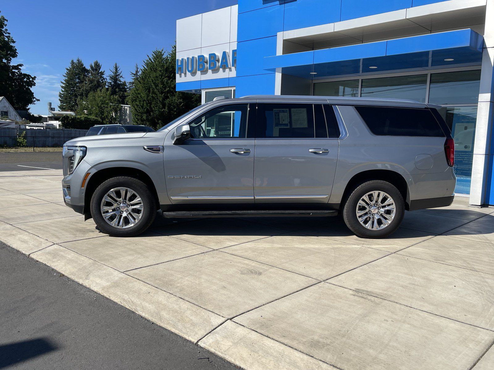 Used 2025 GMC Yukon XL Denali AWD/4WD image 2