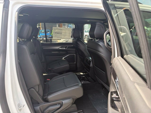New 2026 Jeep Grand Wagoneer L 4WD w/ Premium Group I image 32