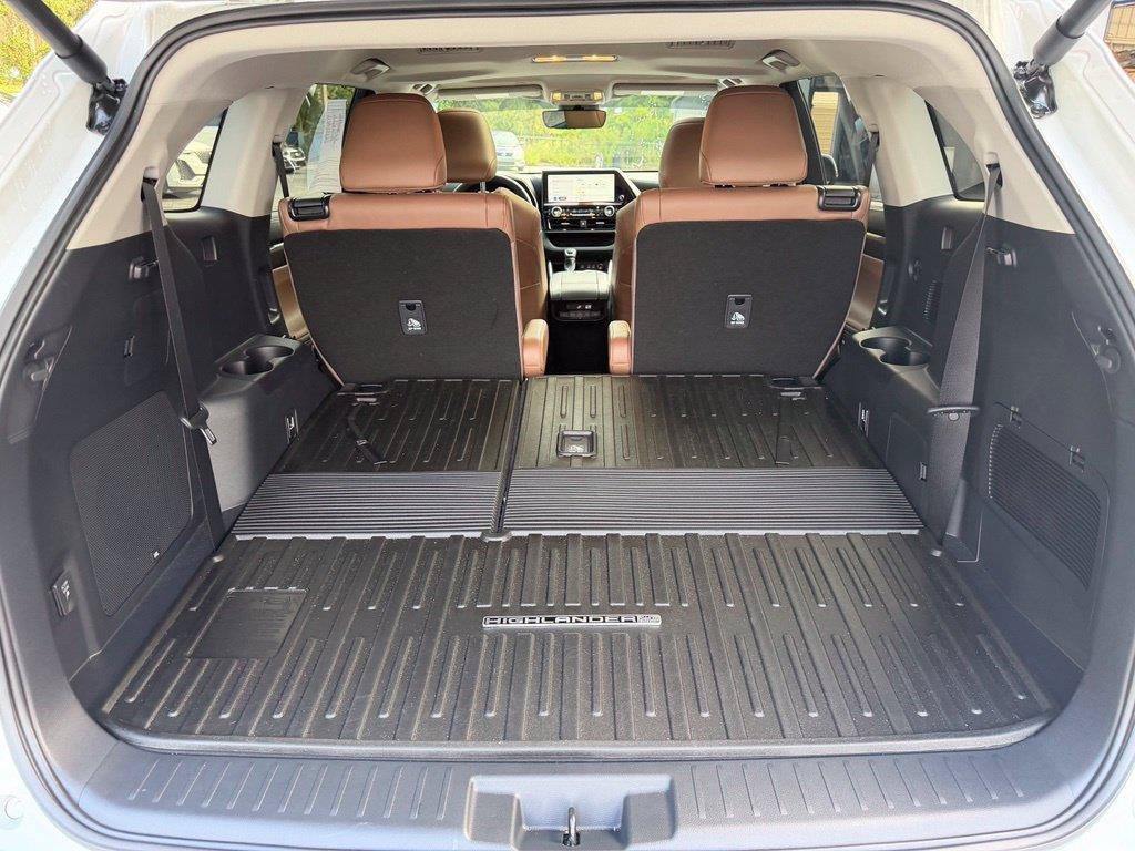 Used 2025 Toyota Highlander Limited AWD/4WD image 9