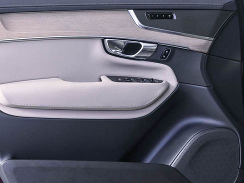 Certified 2025 Volvo XC90 T8 Plus AWD/4WD image 8