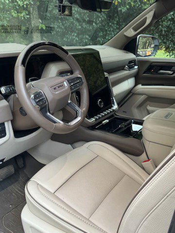 Used 2025 GMC Yukon XL Denali w/ Advanced Technology Package AWD/4WD image 4