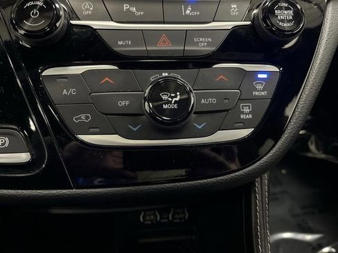 Used 2025 Chrysler Pacifica Limited image 19