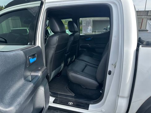 Used 2017 Toyota Tacoma TRD Off-Road image 14