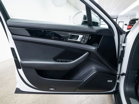 Used 2020 Porsche Panamera 4 image 16