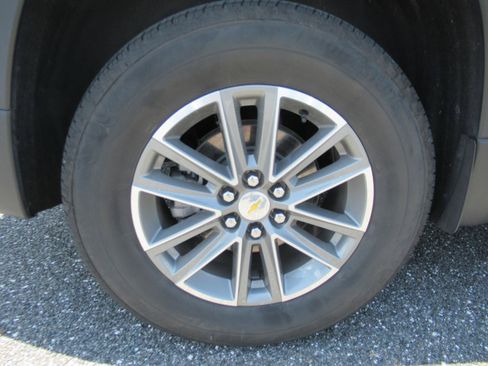 Used 2023 Chevrolet Traverse LT FWD image 8