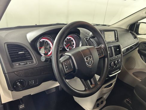 Used 2018 Dodge Grand Caravan SE w/ UConnect Hands-Free Group FWD image 16