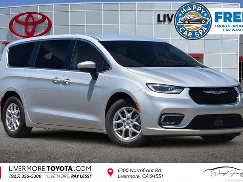Used 2023 Chrysler Pacifica Touring-L FWD image 1