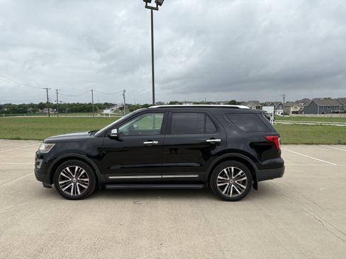 Used 2016 Ford Explorer Platinum image 2
