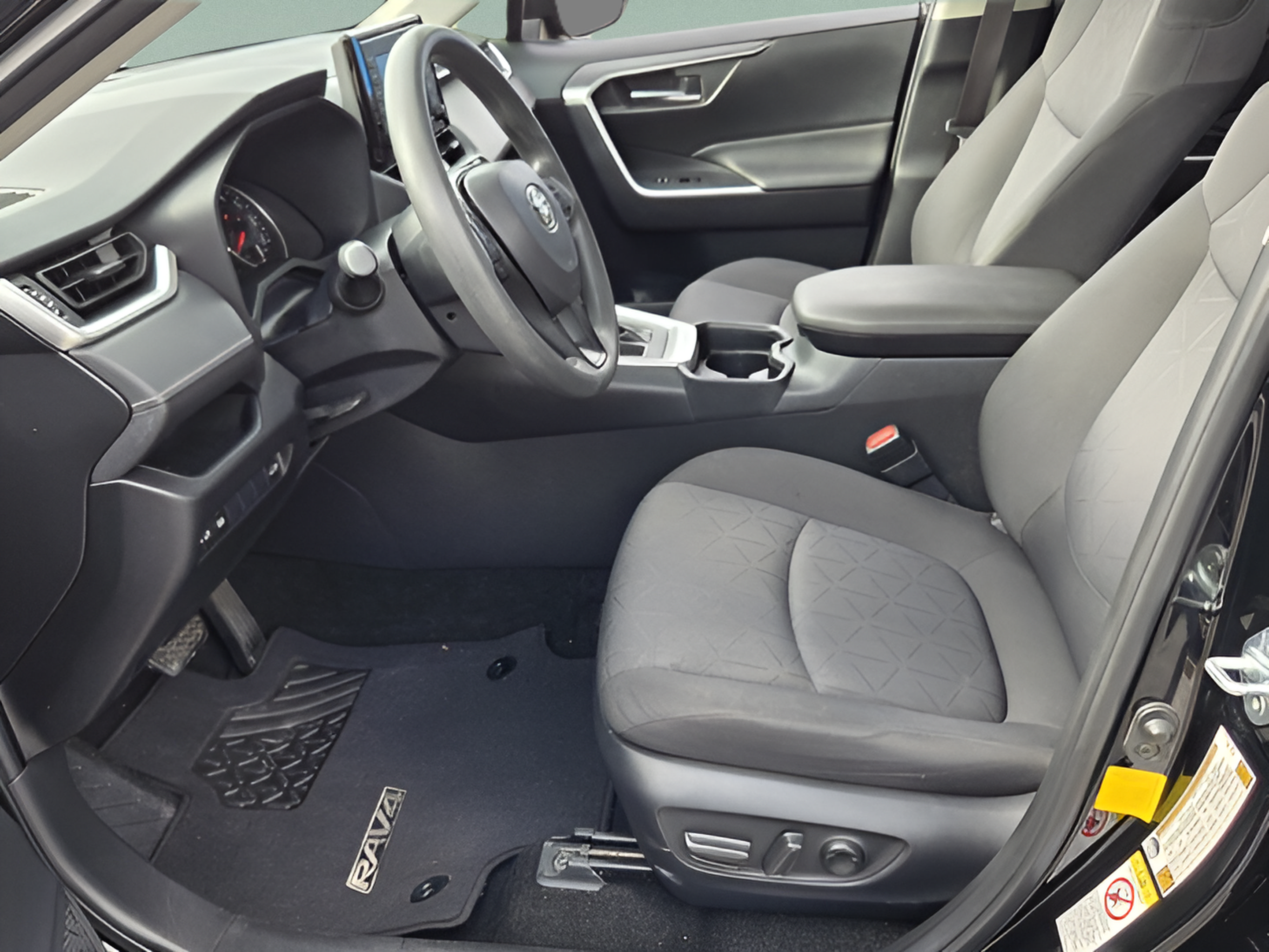 Used 2019 Toyota RAV4 XLE w/ Convenience Package FWD image 9