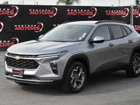 Used 2025 Chevrolet Trax LT w/ LT Convenience Package FWD image 3