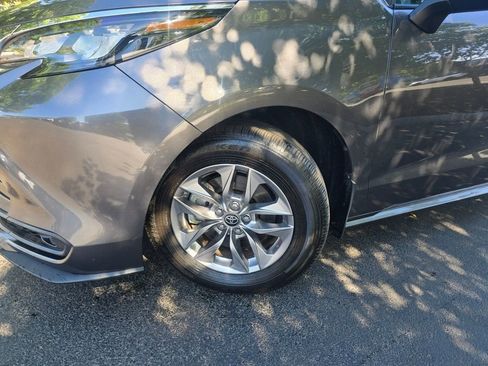 Used 2024 Toyota Sienna LE AWD/4WD image 2
