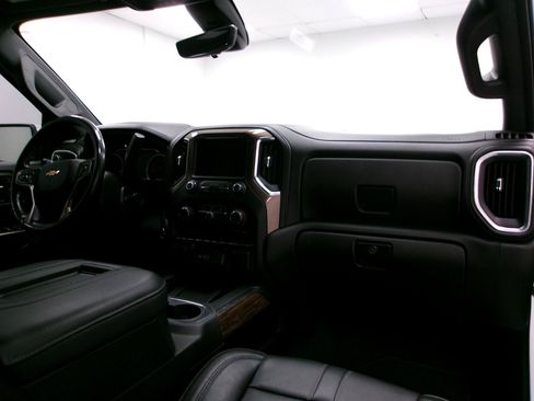 Used 2019 Chevrolet Silverado 1500 High Country w/ Technology Package AWD/4WD image 3