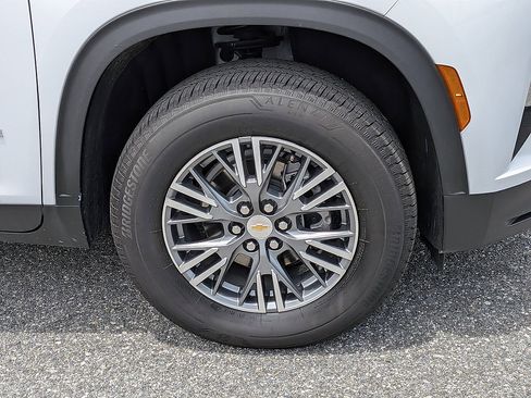 Certified 2025 Chevrolet Traverse LT FWD image 10