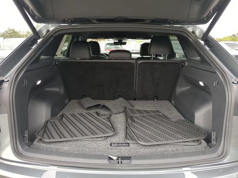 Certified 2024 Volkswagen Atlas Cross Sport SE FWD image 9