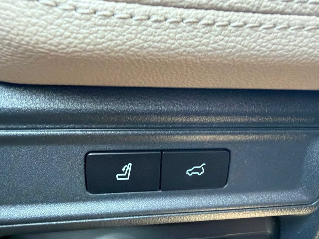 Used 2024 Ford Expedition Limited AWD/4WD image 18
