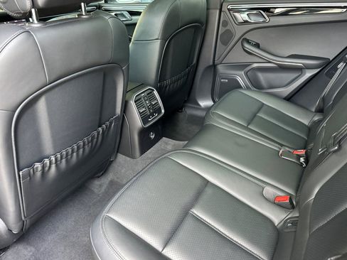 Certified 2022 Porsche Macan AWD/4WD image 13