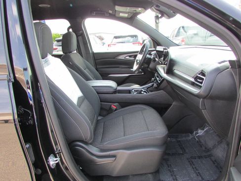 Used 2025 Chevrolet Traverse LT FWD image 18