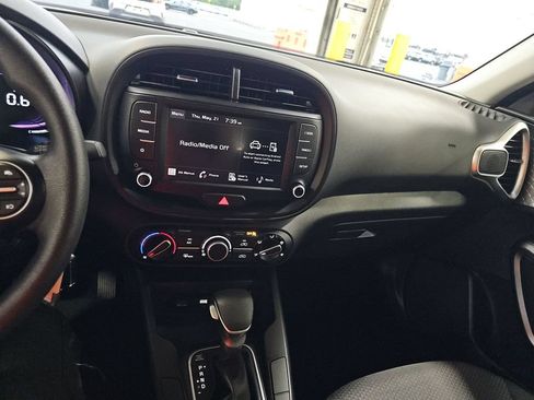 Used 2025 Kia Soul LX w/ LX Technology Package FWD image 7
